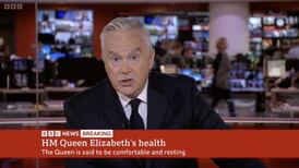 Presentadores e imagen de la BBC lucen de negro ante el grave estado de salud de la reina Isabel II