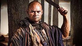 Prematura muerte de actor de “Spartacus” conmociona a protagonista de la serie