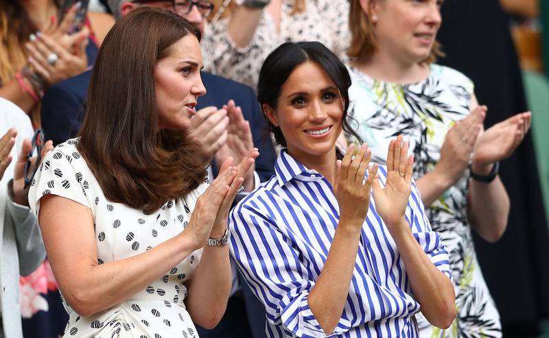 Kate Middleton y Meghan Markle durante una visita a Wimbledon.