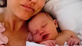 Kaley Cuoco publica fotografías de la bebé que tuvo gracias a un milagro