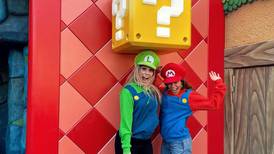 Anitta y Lele Pons presumen su amistad en el parque de 'Mario Bros' en Japón