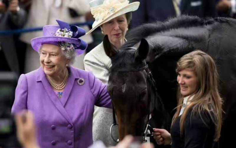 Reina Isabel II junto a su caballo Estimate, ganador del oro en Ascot 2013