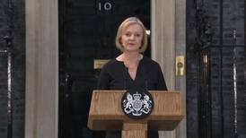Impacta el discurso de la primera ministra de Inglaterra: "Dios salve al rey"