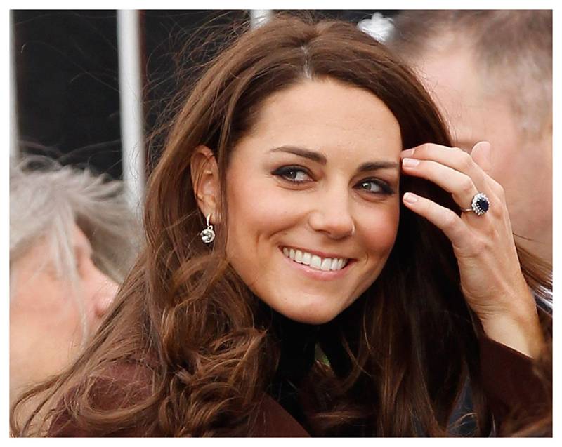 Kate Middleton exhibe el anillo de compromiso que heredó de la princesa Diana de Gales.