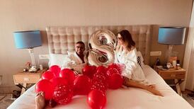 Desde la intimidad de un hotel, Antonio Banderas y su novia festejan 8 años de amor