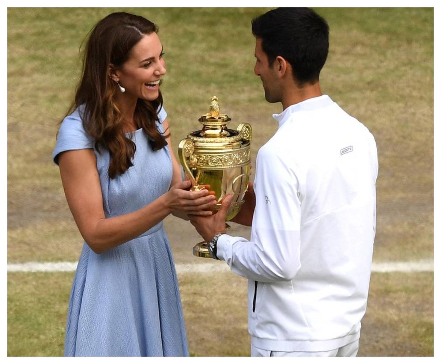 Kate Middleton le entrega el trofeo de Wimbledon a Novak Djokovic.