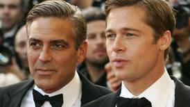 Brad Pitt escucha los consejos de George Clooney para conquistar a Ines de Ramon