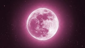 ¿Qué significa la luna rosa y qué poderes mágicos tiene sobre las personas?