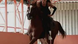 Prodigiosa arriba del caballo: mira a Ebru Sahin de Hercai entrenando para su próxima telenovela