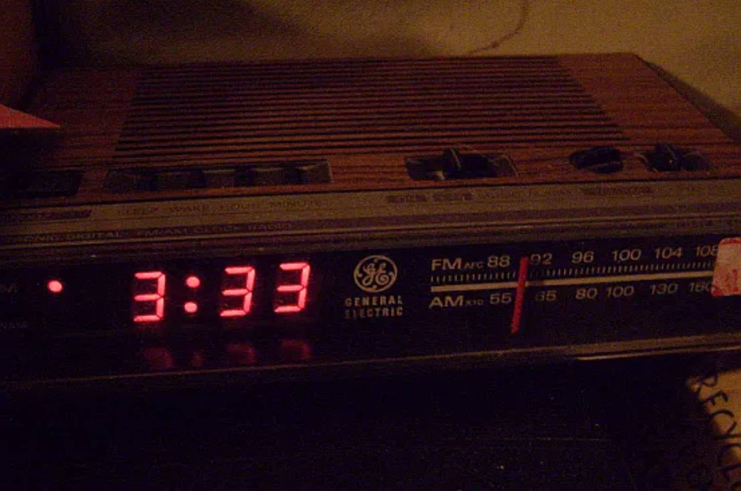 Radio-reloj General Electric, digital antiguo marcando en números rojos las 3:33