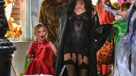 Bradley Cooper usa peculiar atuendo para pasar inadvertido junto a su hija e Irina Shayk