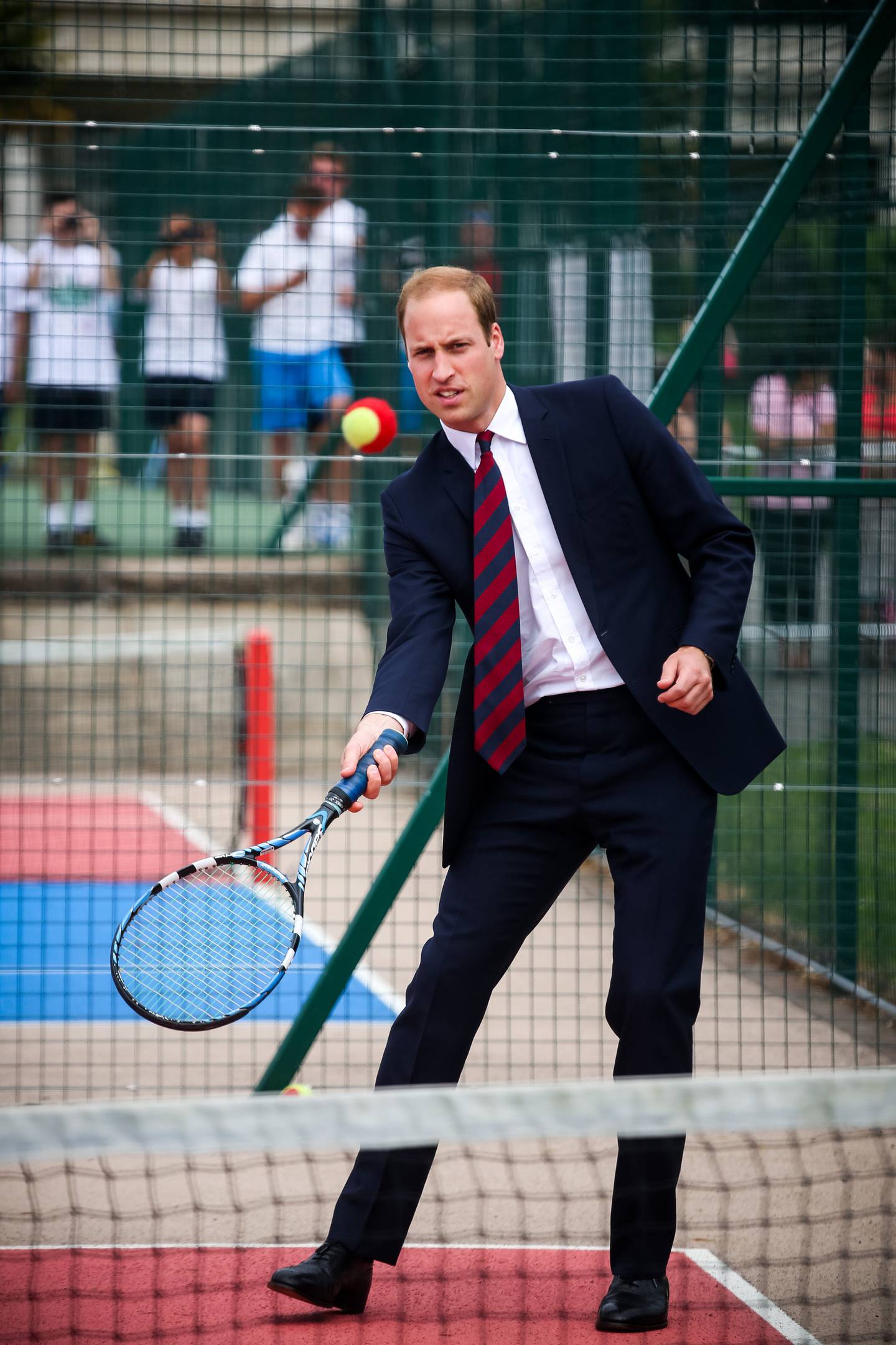 El príncipe William es uno de los zurdos de la realeza británica, aunque juega tenis con la derecha.