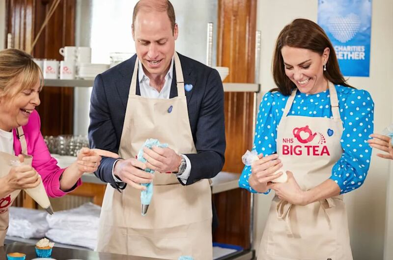 El príncipe y la princesa de Gales decorando cupcakes