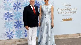 Charlene de Mónaco acude al Baile de la Cruz Roja con un look al estilo 'Frozen'