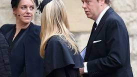 Hijos de la reina Camila trataron de pasar inadvertidos en funeral de Isabel II