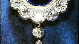 Princesa Ana usa broche muy querido de la reina Isabel II para rendirle tributo