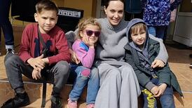 Angelina Jolie sufre el susto de su vida durante una visita a Ucrania