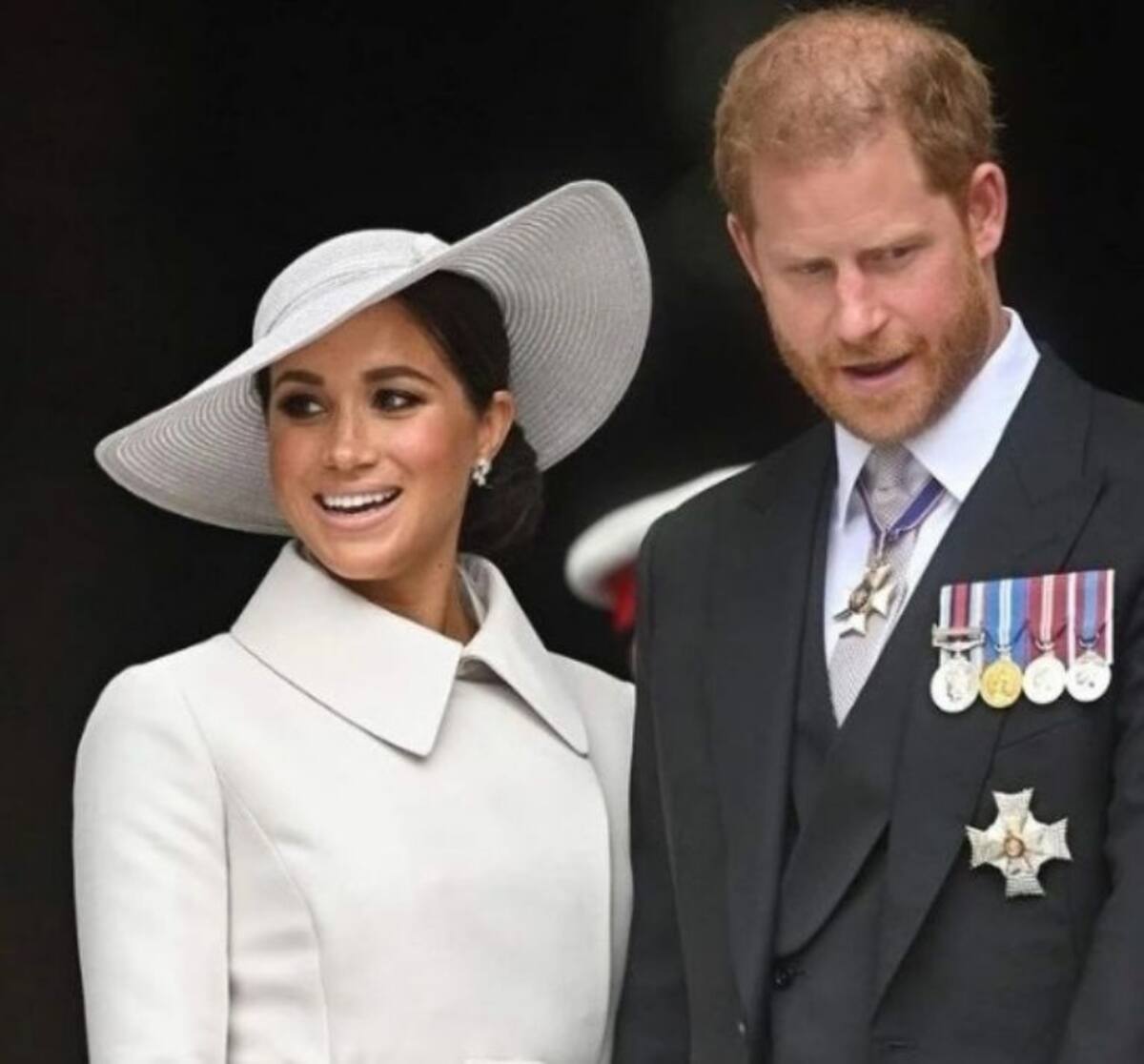 Meghan y Harry en el Jubileo de Platino de la Reina Isabel II. La duquesa de Sussex vistió un conjunto Dior.