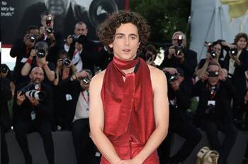 Timothée Chalamet causa polémica con su atrevido look en el Festival de Cine de Venecia
