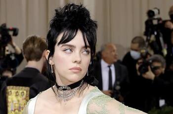 Billie Eilish revela detalles inéditos de su encuentro con la realeza británica