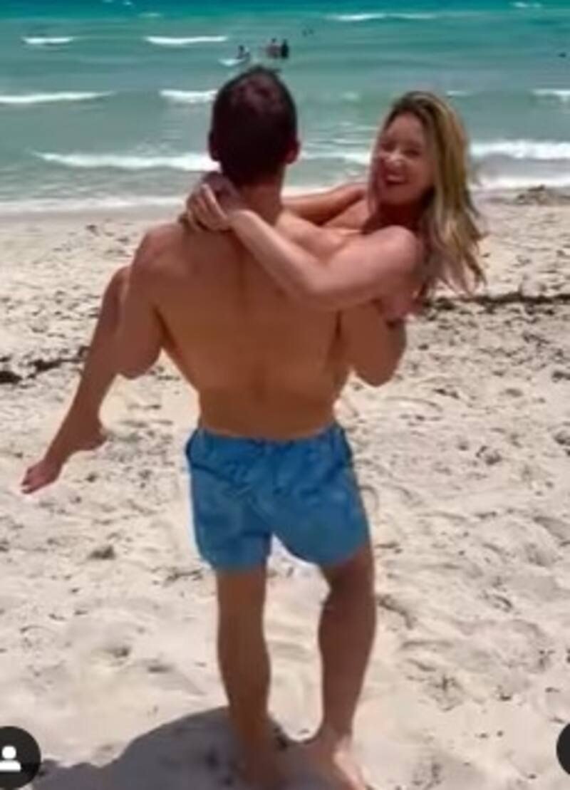 Daniella Álvarez le dice "te amo" a un hombre que no es Daniel Arenas La modelo es "cargada" gentilmente hasta el mar. - Créditos: Instagram