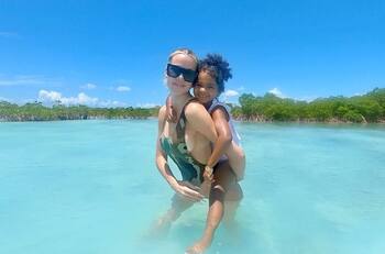 Khloé Kardashian demuestra la conexión que hay entre True y el recién nacido en día familiar