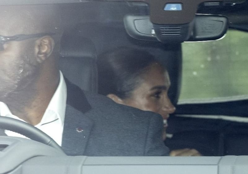 Meghan va camino a Manchester. - Créditos: Daily Mail