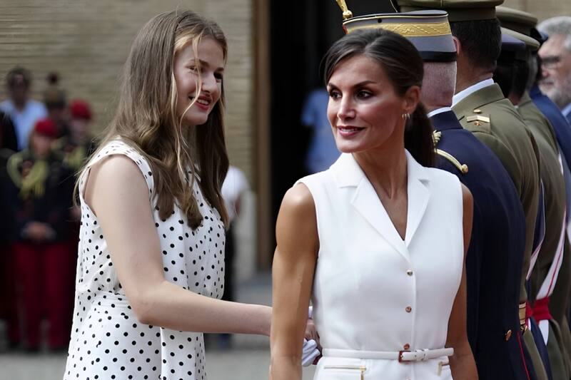La Reina Letizia junto con su hija, la princesa Leonor, en una visita a Zaragoza.