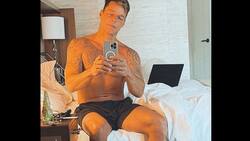 Ricky Martin derrite las redes con una fotografía de frente al espejo para alegrar el fin de semana