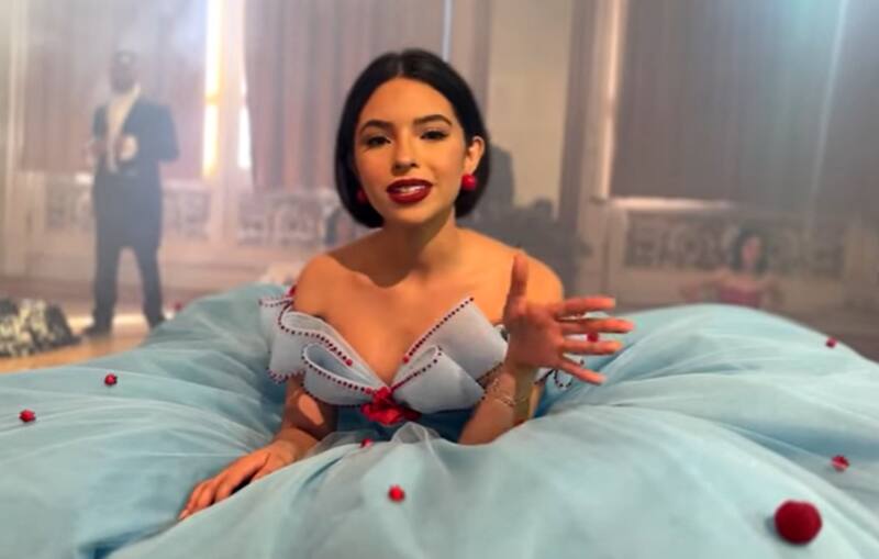 Ángela Aguilar dona pelucas a niñas con cáncer - Créditos: Captura Youtube