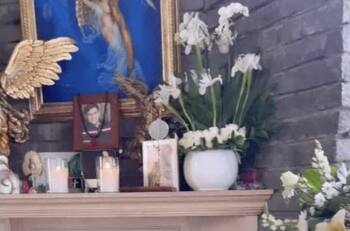 Maribel Guardia muestra el altar donde colocó las cenizas de su hijo Julián Figueroa