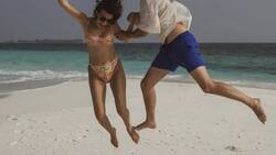 Millie Bobby Brown y el hijo de Bon Jovi se besan apasionadamente en un romántico paseo