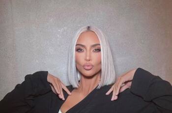 Kim Kardashian posa con millonario anillo de compromiso y revela quién se lo dio