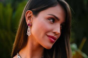 Eiza González luce el glamour de una princesa con vestido rosa