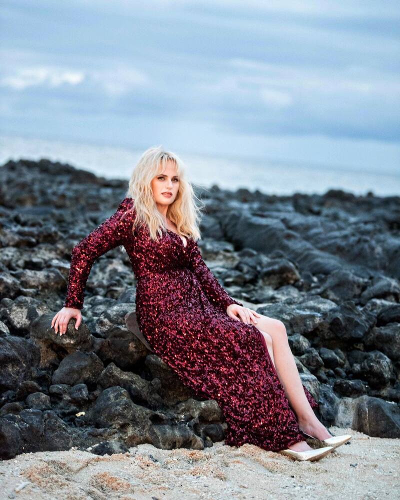 Rebel Wilson luce radiante en color rosa - Créditos: Facebook