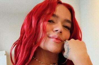 Karol G brilla con nuevo color de cabello y estrena zapatillas en su tour por Estados Unidos