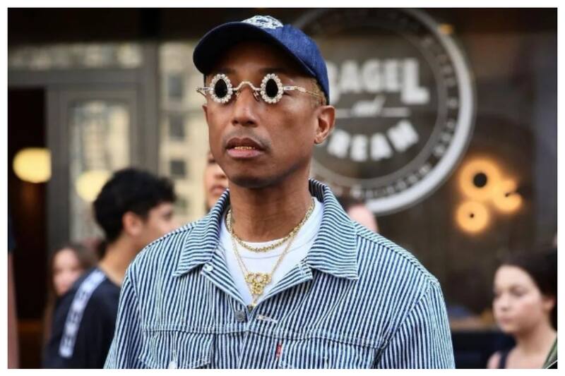 El cantante y productor musical es también jefe de diseño masculino de Louis Vuitton. Estrenó su primera colección y lució una cartera de oro y diamantes.