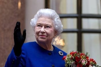 Príncipe Andrés le presentó a reina Isabel II a un delincuente que hoy está condenada y en prisión