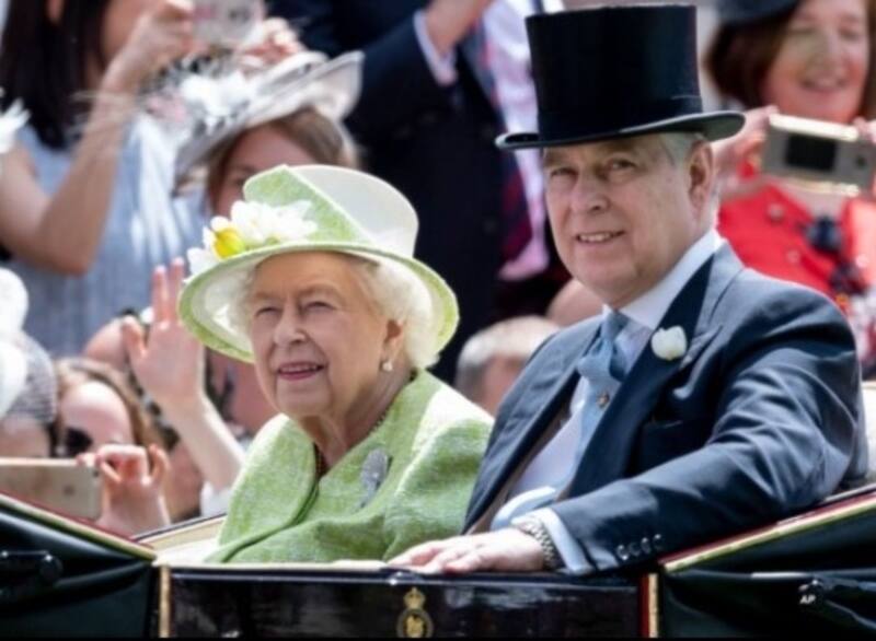 El príncipe Andrés provoca temor en la monarquía británica por su cercanía con la reina - Créditos: Instagram