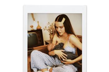 Yuya causa revuelo en internet por fotografías en las que aparece amamantando a Mar