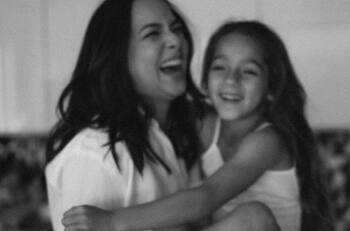 Adamari López y la mamá de Toni Costa se conmueven hasta las lágrimas gracias a Alaïa