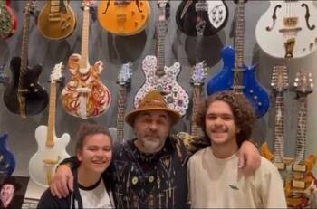 Mijares aparece en video junto a sus dos hijos y lo llenan de elogios