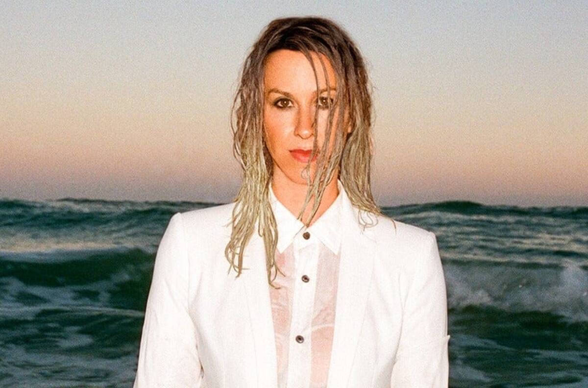 Alanis Morissette revela que a los 15 años fue violada por varias personas