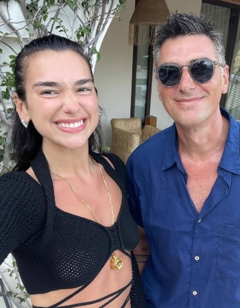 Dua Lipa publica fotos de su padre idéntico a ella cuando él tenía los 27 años que ella tiene hoy La cantante con su padre en una fotografía actual - Créditos: Instagram