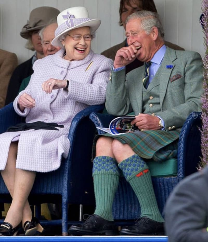 La reina intentó que la relación de Carlos y Harry se arreglara - Créditos: Twitter