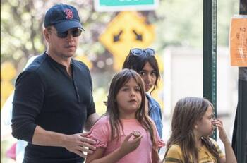 La rara aparición pública de las tres hijas adolescentes de Matt Damon