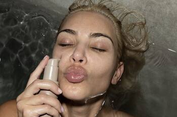 Kim Kardashian posa sin ropa y sin maquillaje desde la tina y sorprende su apariencia