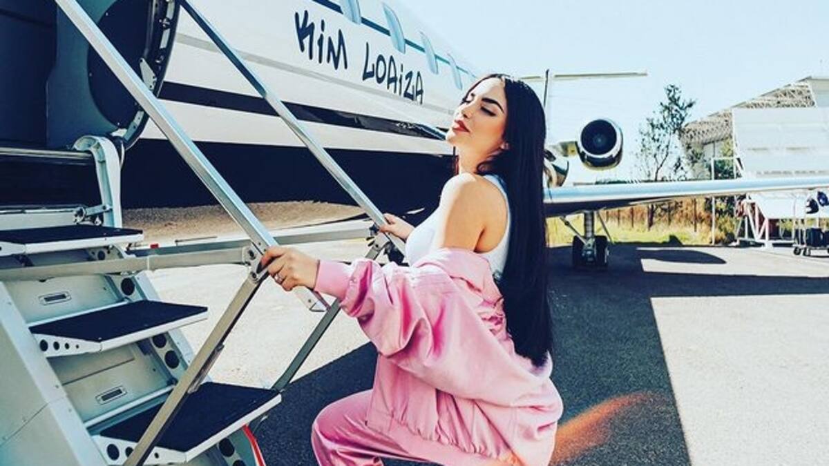 Kimberly Loaiza estrena jet privado para presentar su nuevo sencillo