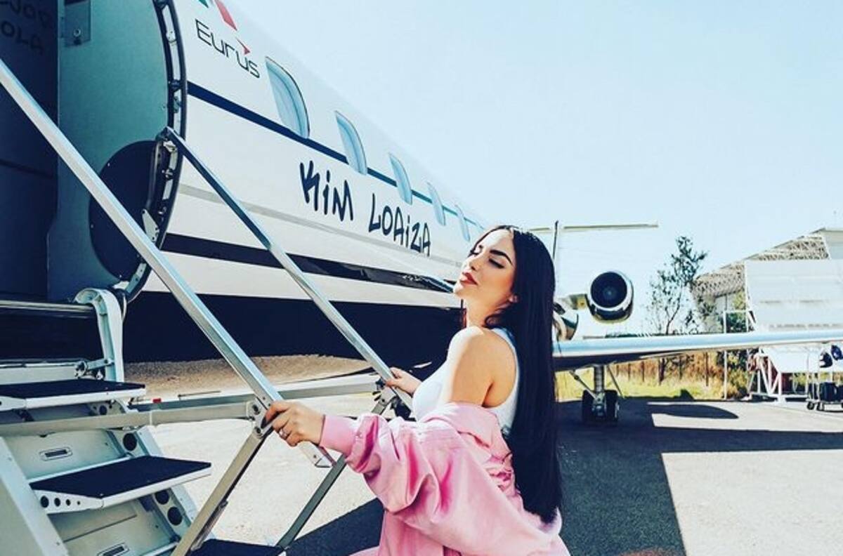 Kimberly Loaiza estrena jet privado para presentar su nuevo sencillo