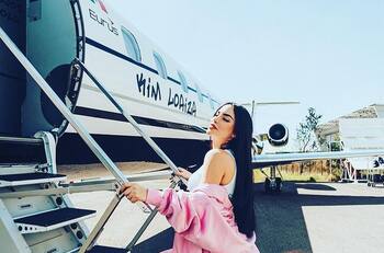 Kimberly Loaiza estrena jet privado para presentar su nuevo sencillo